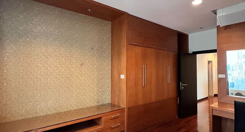 For sale 3 bedrooms condo in Khlong Toei, Bangkok