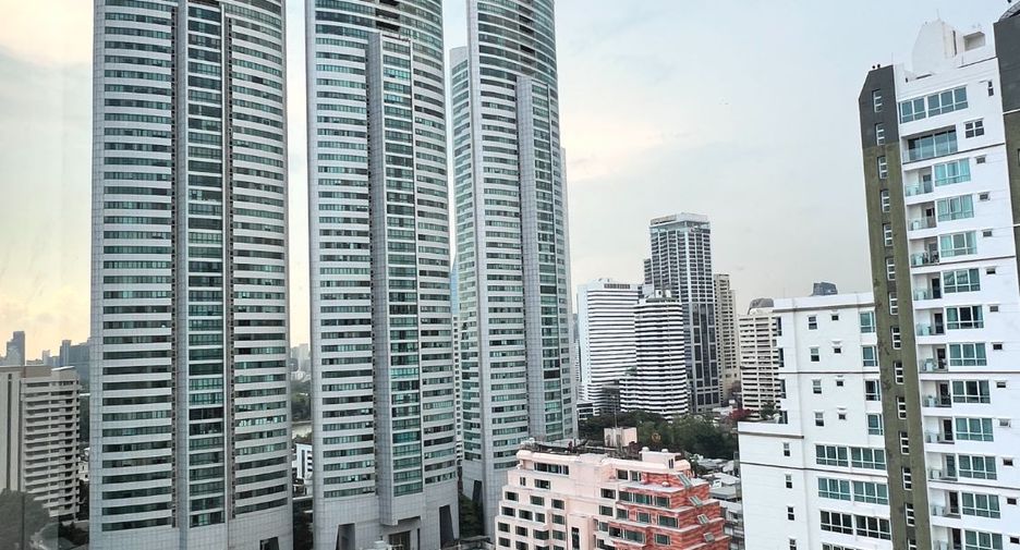 For sale 3 bedrooms condo in Khlong Toei, Bangkok