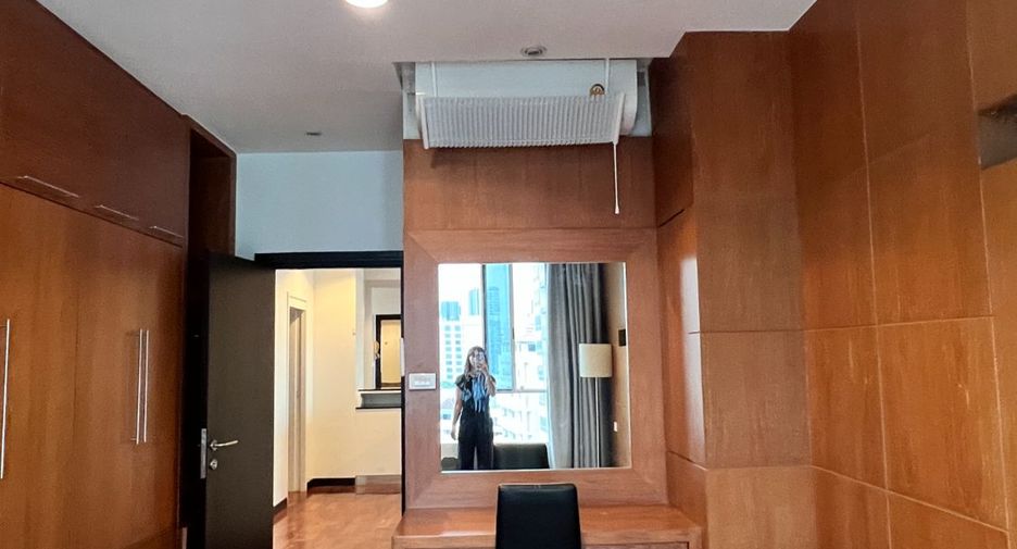 For sale 3 bedrooms condo in Khlong Toei, Bangkok