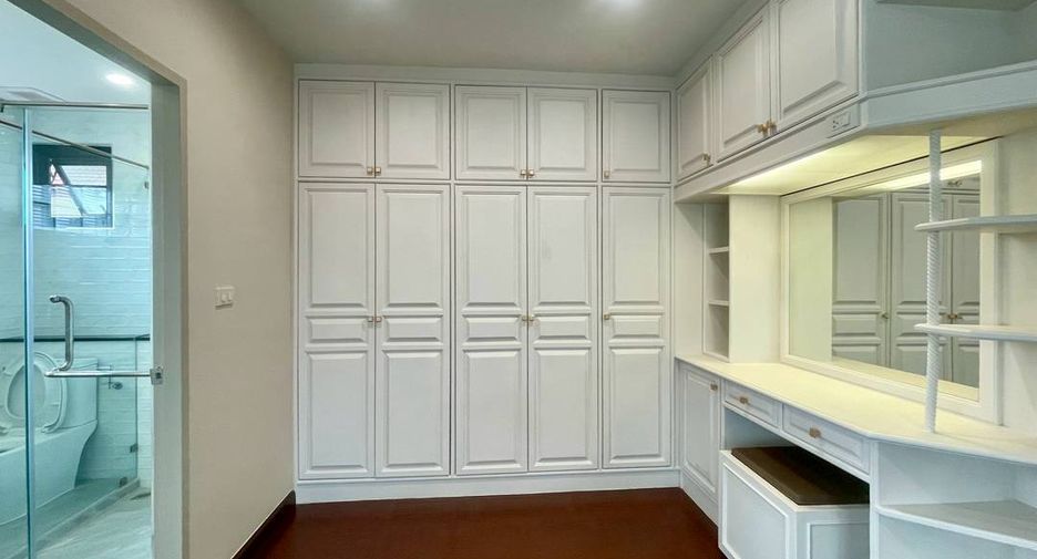 For rent 4 bedrooms house in Mueang Chiang Mai, Chiang Mai