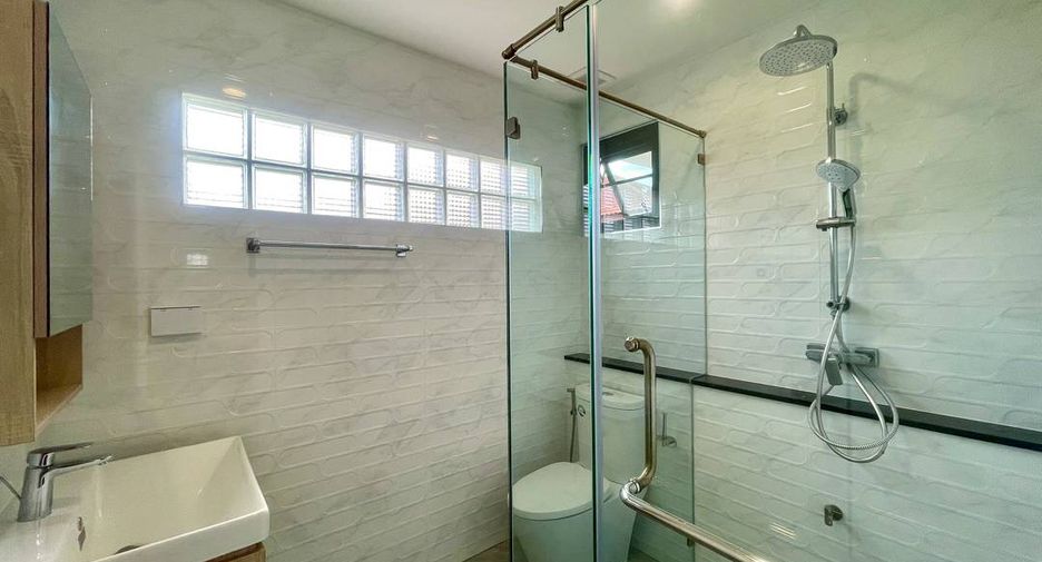 For rent 4 bedrooms house in Mueang Chiang Mai, Chiang Mai