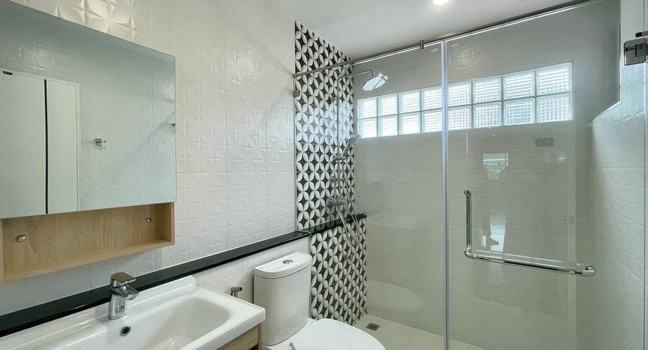 For rent 4 bedrooms house in Mueang Chiang Mai, Chiang Mai