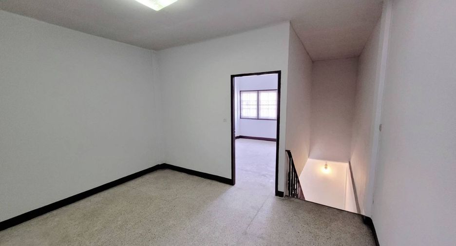 Casa adosada en venta de 2 habitaciones en Chom Thong, Bangkok