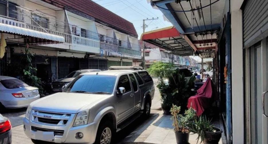 Casa adosada en venta de 2 habitaciones en Chom Thong, Bangkok