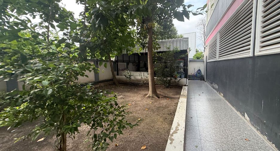 For sale 37 bedrooms apartment in Bueng Kum, Bangkok