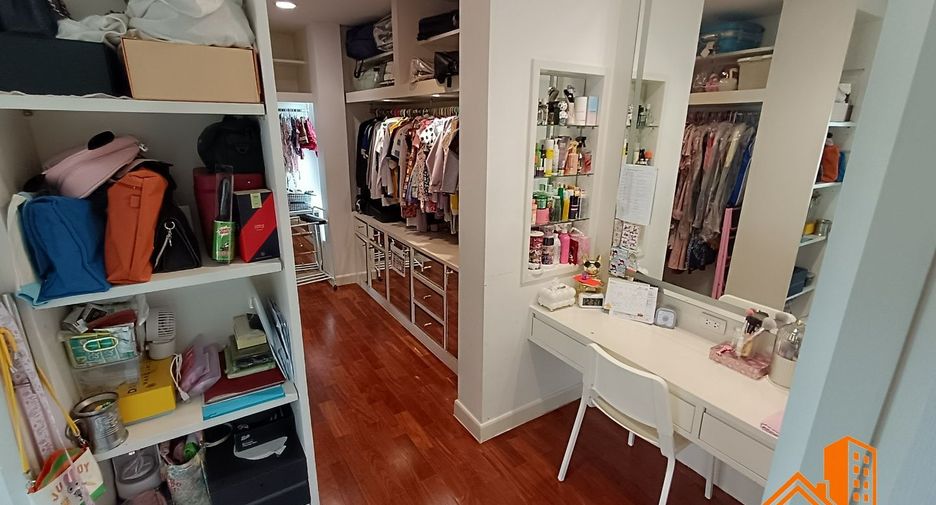 For sale 4 bedrooms house in Khan Na Yao, Bangkok