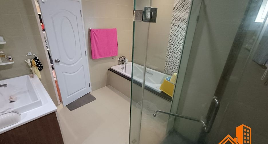 For sale 4 bedrooms house in Khan Na Yao, Bangkok