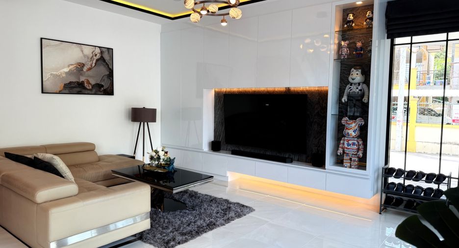 For sale 4 bedrooms townhouse in East Pattaya, Pattaya