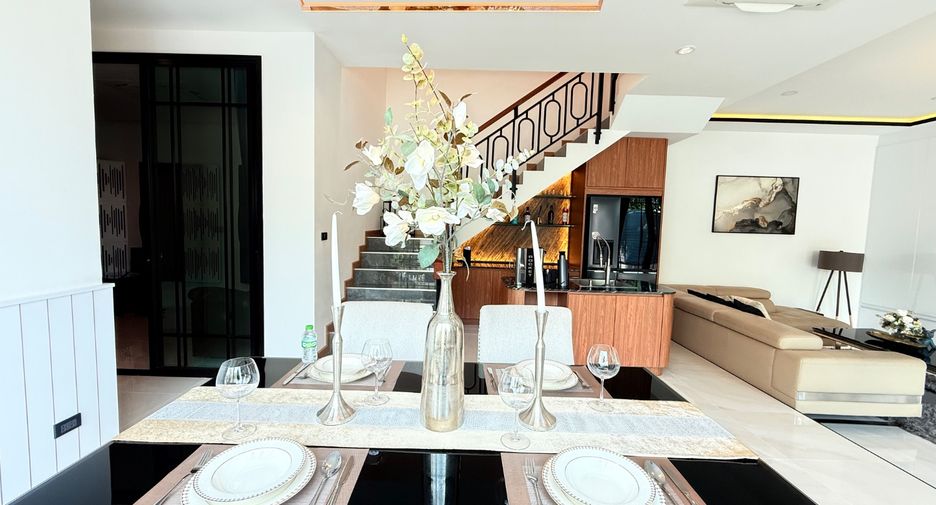 For sale 4 bedrooms townhouse in East Pattaya, Pattaya