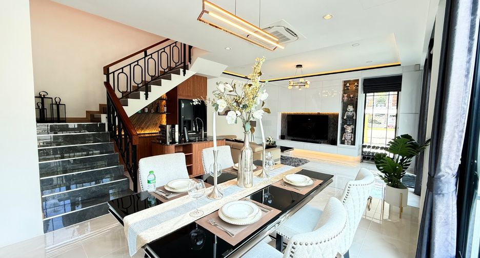 For sale 4 bedrooms townhouse in East Pattaya, Pattaya