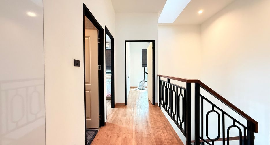 For sale 4 bedrooms townhouse in East Pattaya, Pattaya