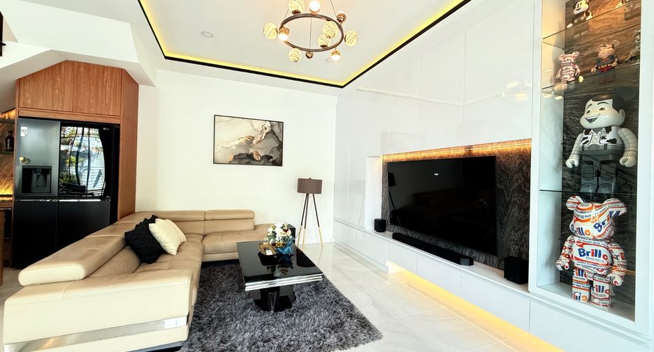 For sale 4 bedrooms townhouse in East Pattaya, Pattaya