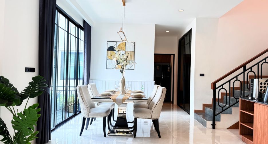 For sale 4 bedrooms townhouse in East Pattaya, Pattaya