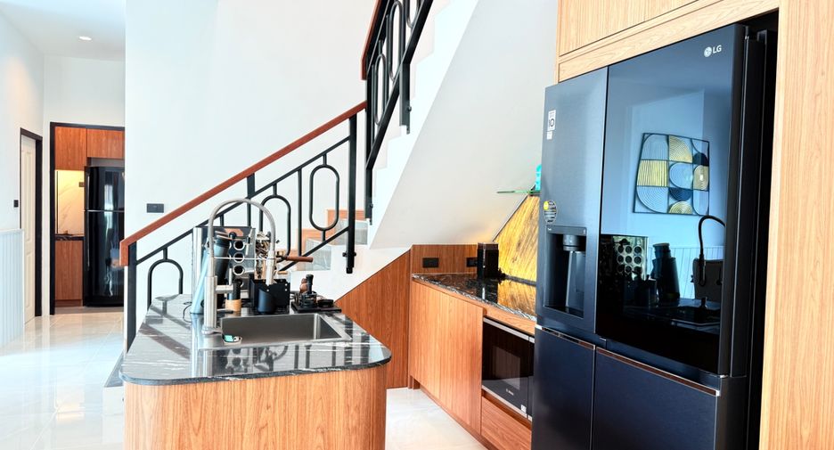 For sale 4 bedrooms townhouse in East Pattaya, Pattaya
