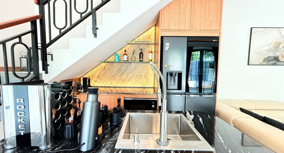 For sale 4 bedrooms townhouse in East Pattaya, Pattaya