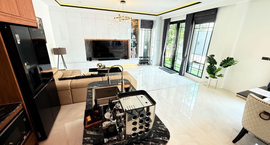 For sale 4 bedrooms townhouse in East Pattaya, Pattaya
