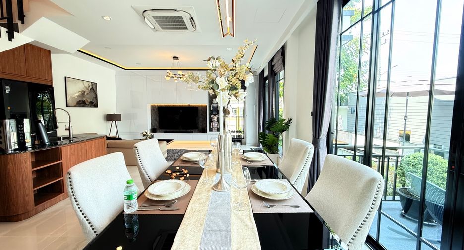 For sale 4 bedrooms townhouse in East Pattaya, Pattaya