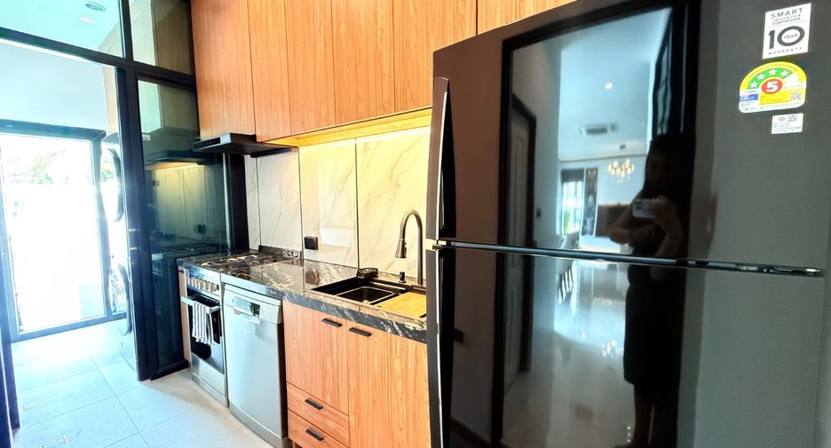For sale 4 bedrooms townhouse in East Pattaya, Pattaya