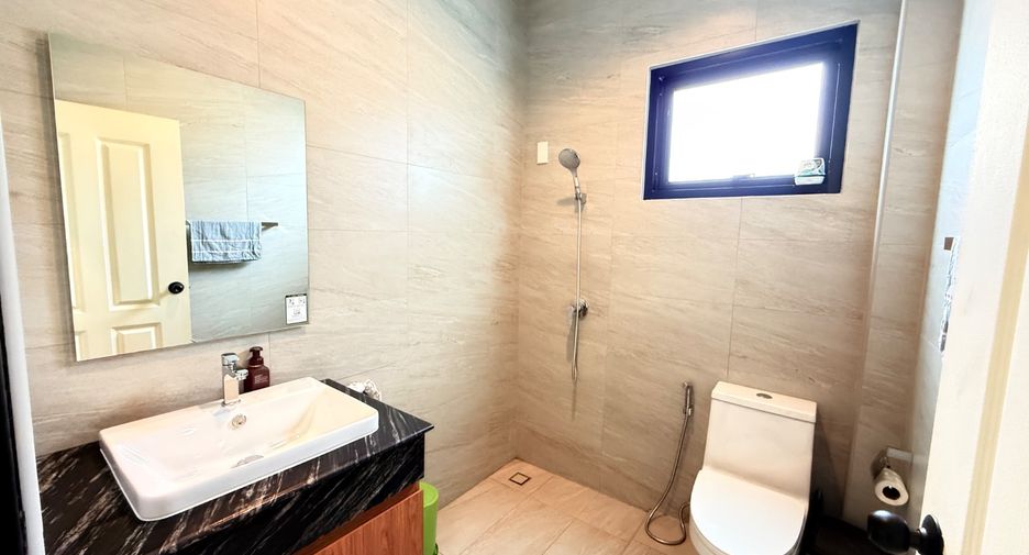 For sale 4 bedrooms townhouse in East Pattaya, Pattaya