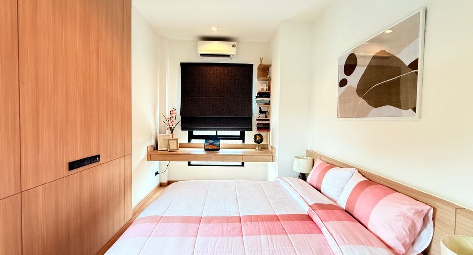 For sale 4 bedrooms townhouse in East Pattaya, Pattaya