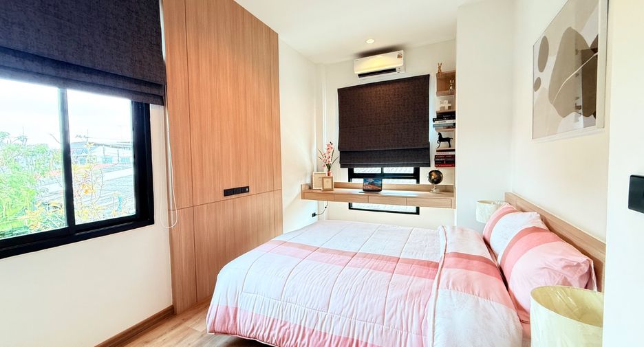 For sale 4 bedrooms townhouse in East Pattaya, Pattaya
