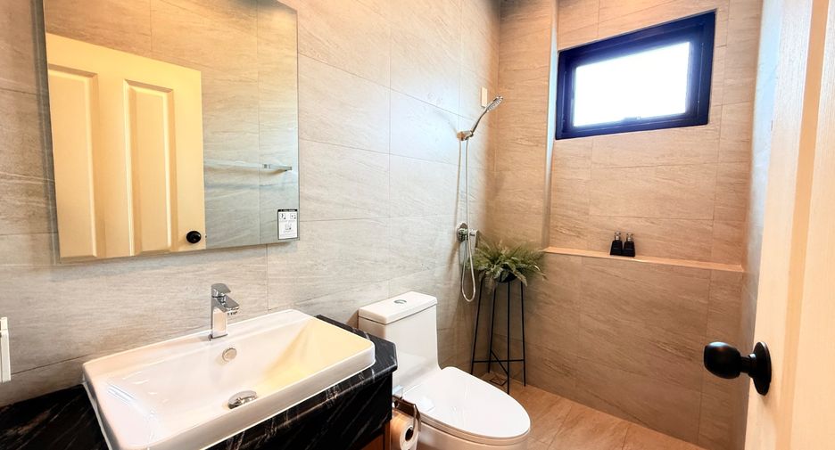 For sale 4 bedrooms townhouse in East Pattaya, Pattaya