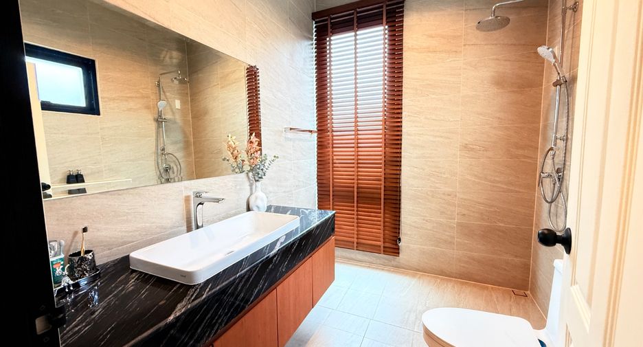 For sale 4 bedrooms townhouse in East Pattaya, Pattaya