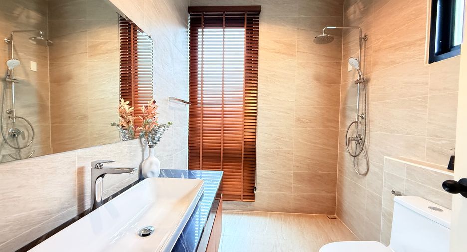 For sale 4 bedrooms townhouse in East Pattaya, Pattaya