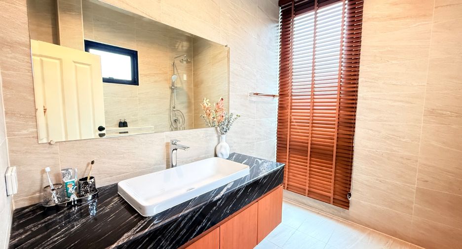 For sale 4 bedrooms townhouse in East Pattaya, Pattaya
