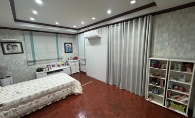 For sale 5 bedrooms house in Mueang Nonthaburi, Nonthaburi
