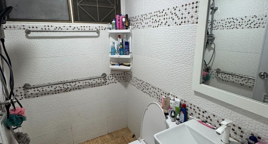 Haus zum Kauf mit 5 Zimmer in Mueang Nonthaburi, Nonthaburi