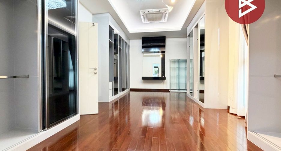 For sale 4 bedrooms house in Wang Thonglang, Bangkok