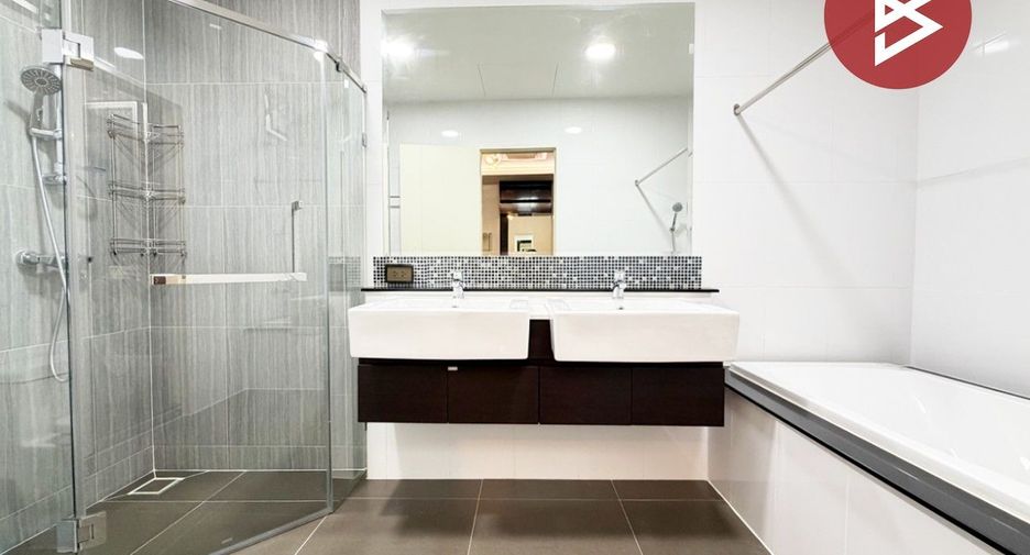 For sale 4 bedrooms house in Wang Thonglang, Bangkok