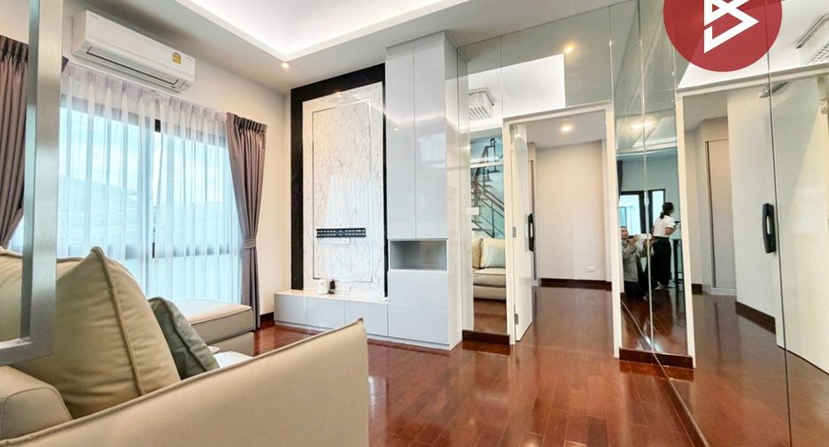 For sale 4 bedrooms house in Wang Thonglang, Bangkok