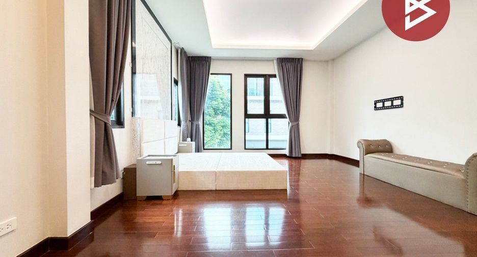For sale 4 bedrooms house in Wang Thonglang, Bangkok