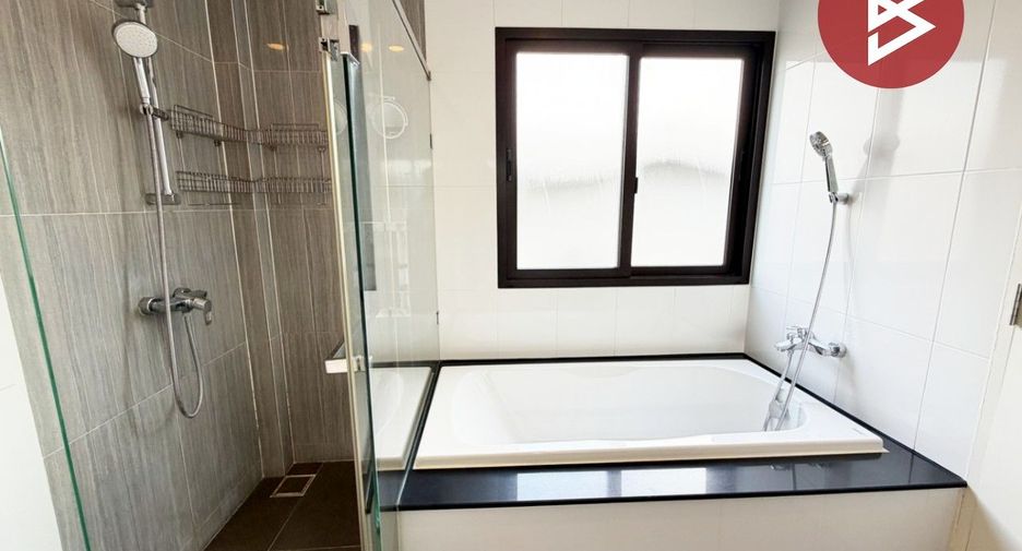 For sale 4 bedrooms house in Wang Thonglang, Bangkok