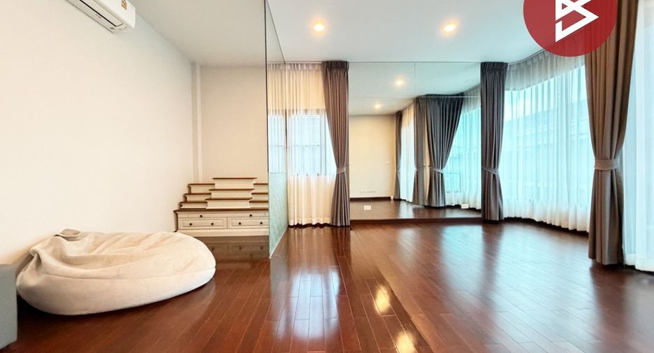 For sale 4 bedrooms house in Wang Thonglang, Bangkok