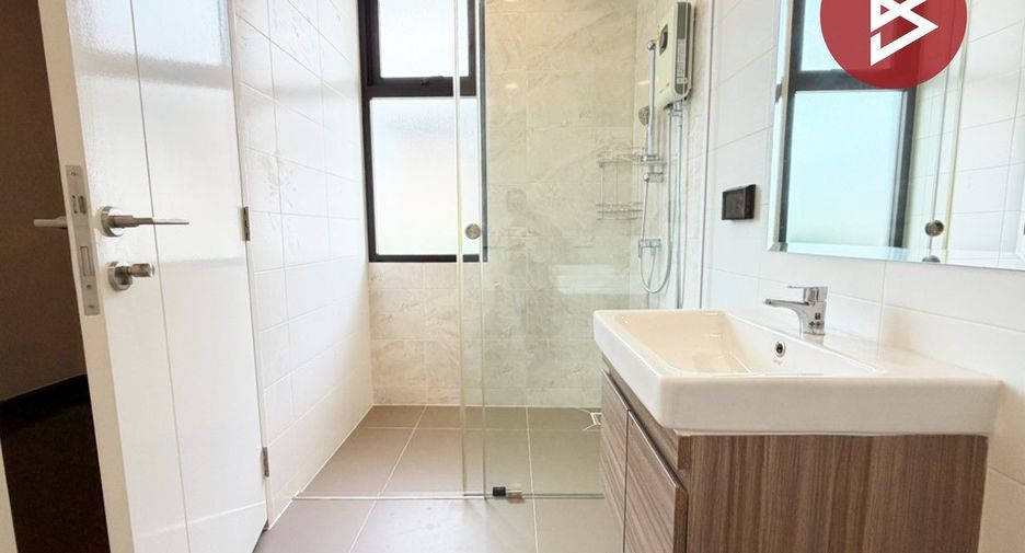 For sale 4 bedrooms house in Wang Thonglang, Bangkok
