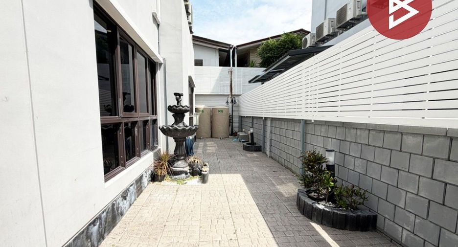 For sale 4 bedrooms house in Wang Thonglang, Bangkok