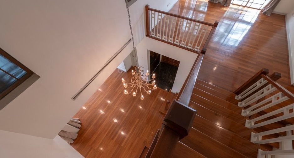 For rent 4 bedrooms house in Watthana, Bangkok