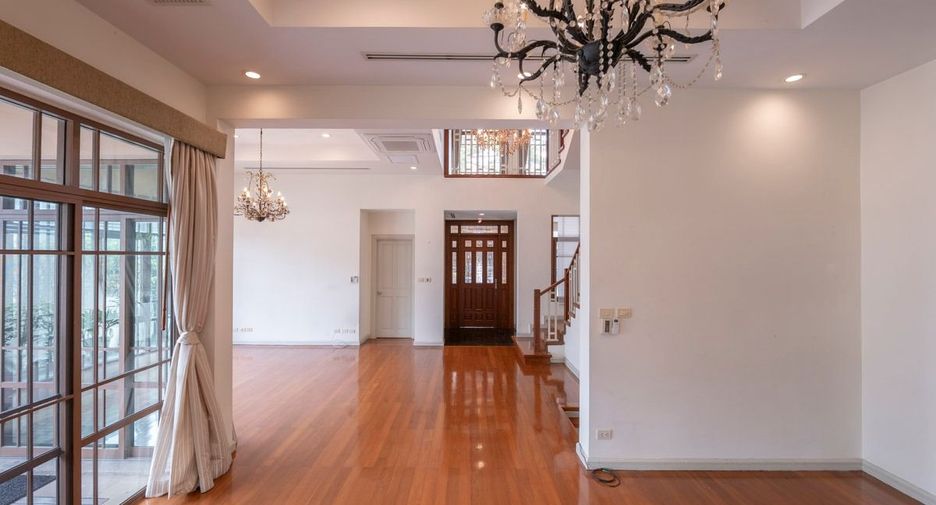 For rent 4 bedrooms house in Watthana, Bangkok