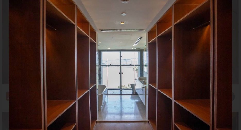 For rent 3 bedrooms condo in Yan Nawa, Bangkok