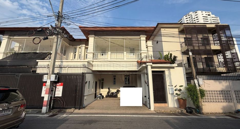 Haus zur Miete mit 4 Zimmer in Khlong Toei, Bangkok
