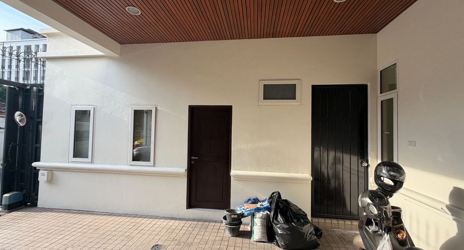 Haus zur Miete mit 4 Zimmer in Khlong Toei, Bangkok