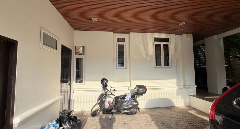 Haus zur Miete mit 4 Zimmer in Khlong Toei, Bangkok