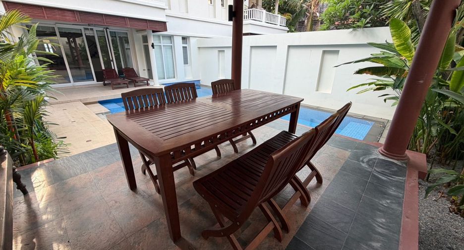 Haus zur Miete mit 4 Zimmer in Khlong Toei, Bangkok