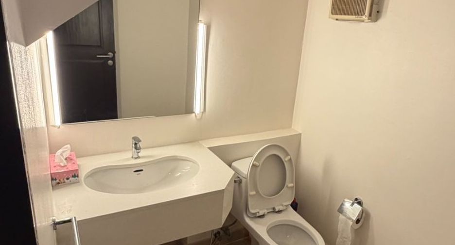 Haus zur Miete mit 4 Zimmer in Khlong Toei, Bangkok