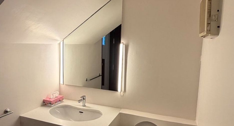 Haus zur Miete mit 4 Zimmer in Khlong Toei, Bangkok