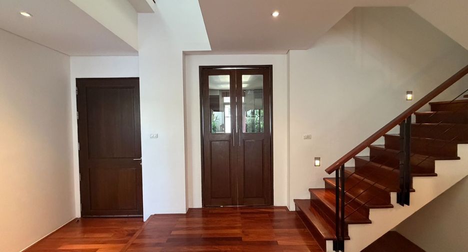 Haus zur Miete mit 4 Zimmer in Khlong Toei, Bangkok