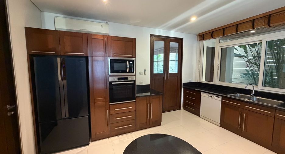 Haus zur Miete mit 4 Zimmer in Khlong Toei, Bangkok